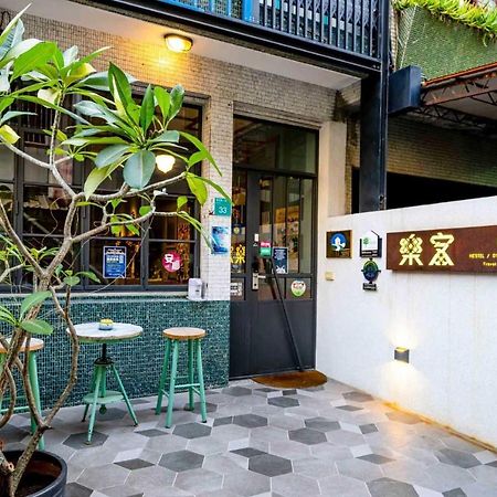 Local Backpacker Hostel Тайнан Екстериор снимка