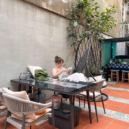 Local Backpacker Hostel Тайнан Екстериор снимка