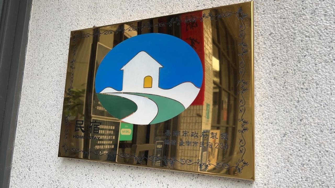 Local Backpacker Hostel Тайнан Екстериор снимка