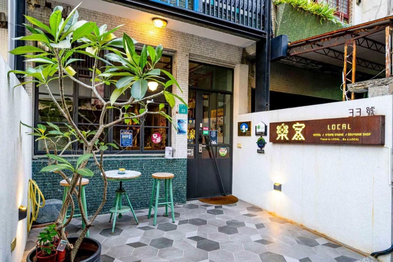 Local Backpacker Hostel Тайнан Екстериор снимка