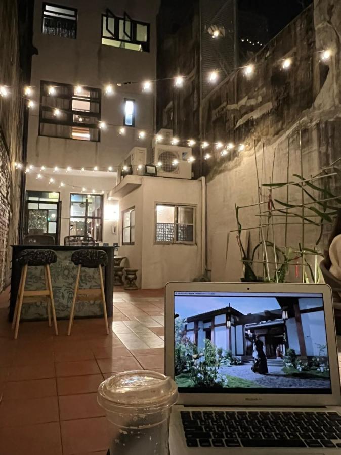 Local Backpacker Hostel Тайнан Екстериор снимка