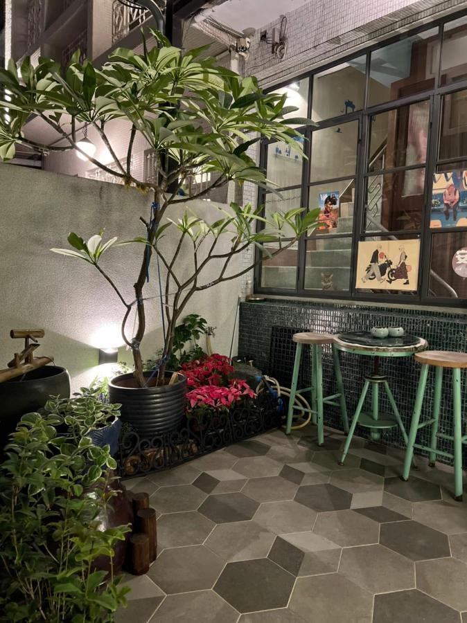 Local Backpacker Hostel Тайнан Екстериор снимка
