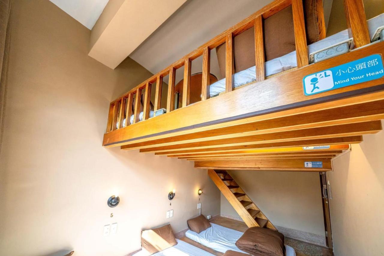 Local Backpacker Hostel Тайнан Екстериор снимка