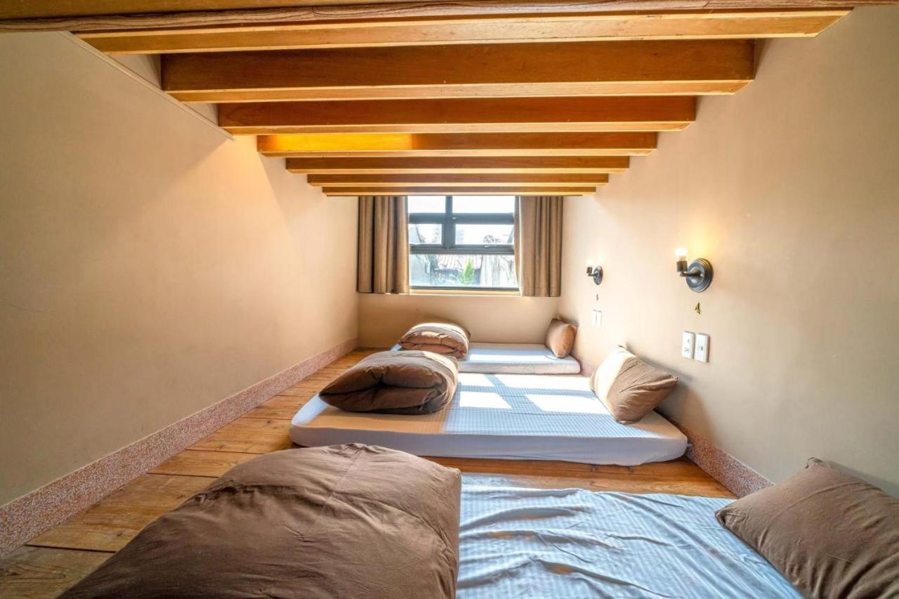 Local Backpacker Hostel Тайнан Екстериор снимка