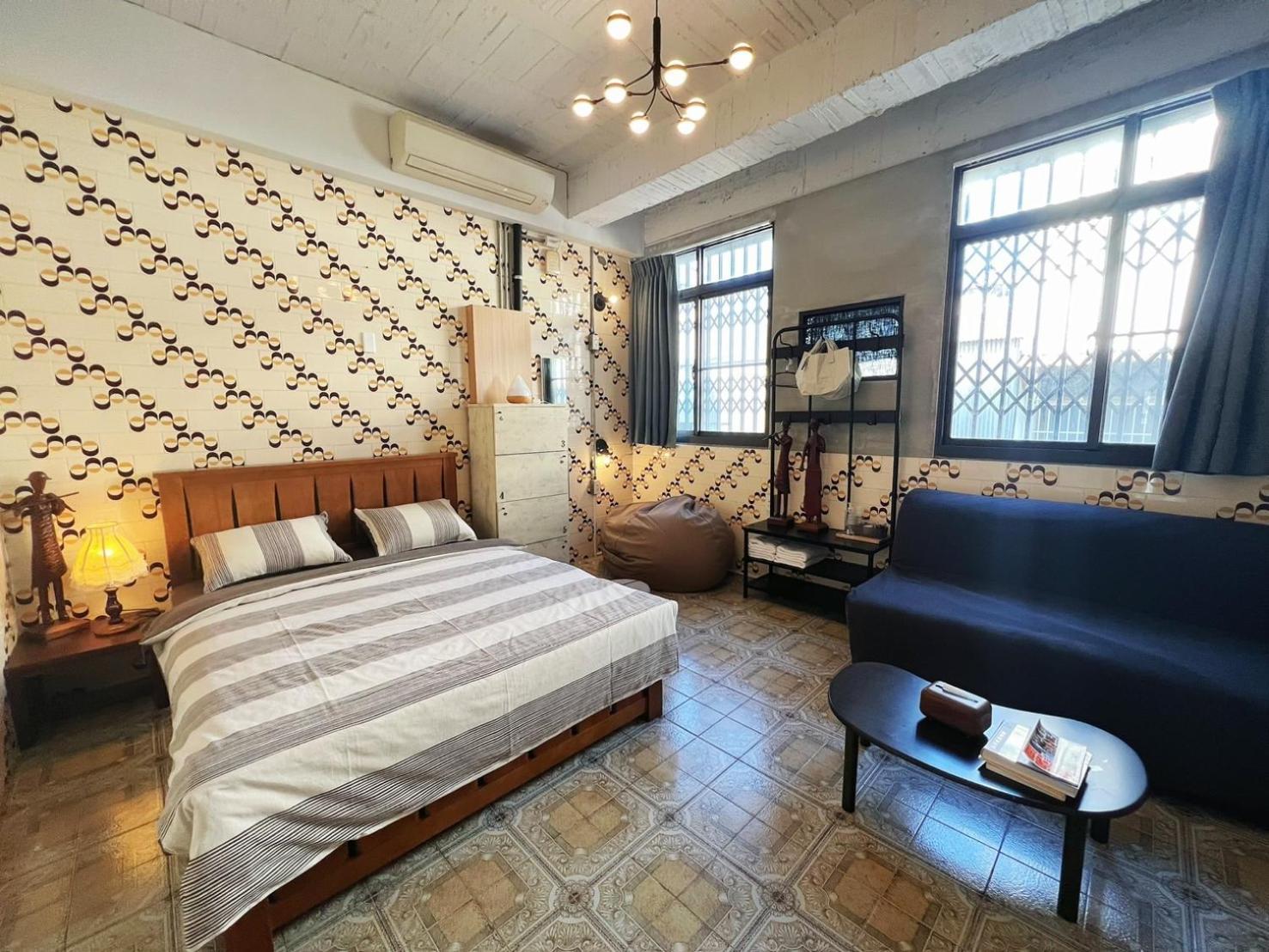 Local Backpacker Hostel Тайнан Екстериор снимка