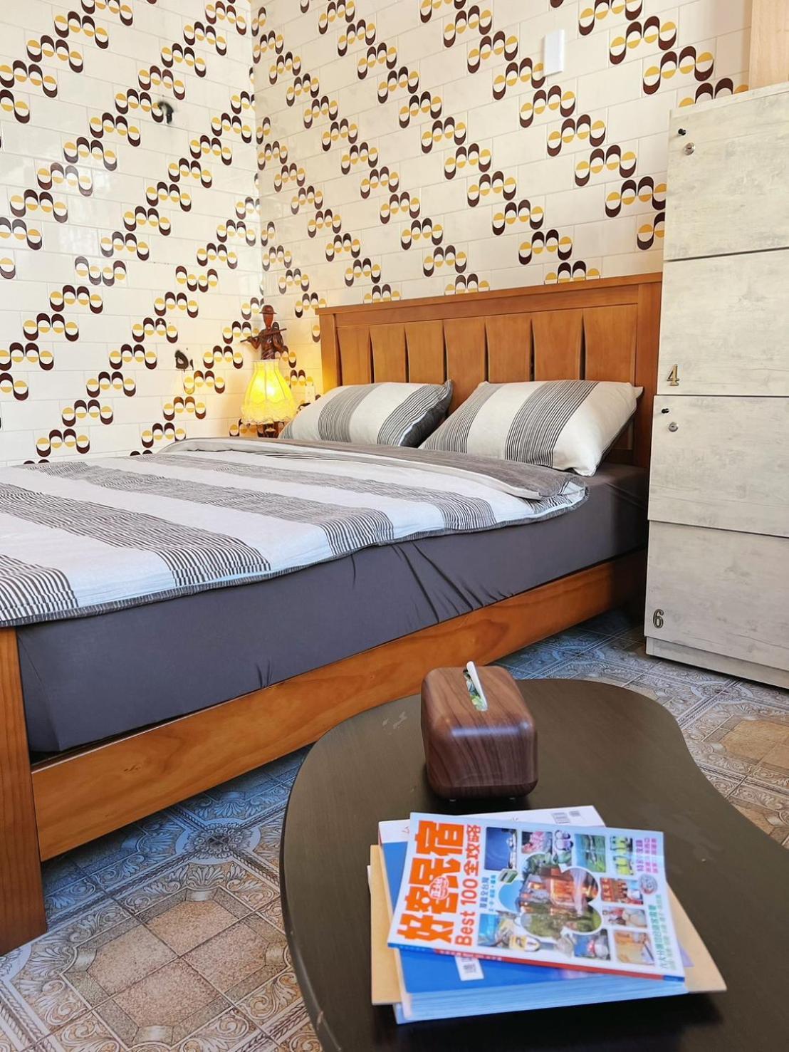 Local Backpacker Hostel Тайнан Екстериор снимка