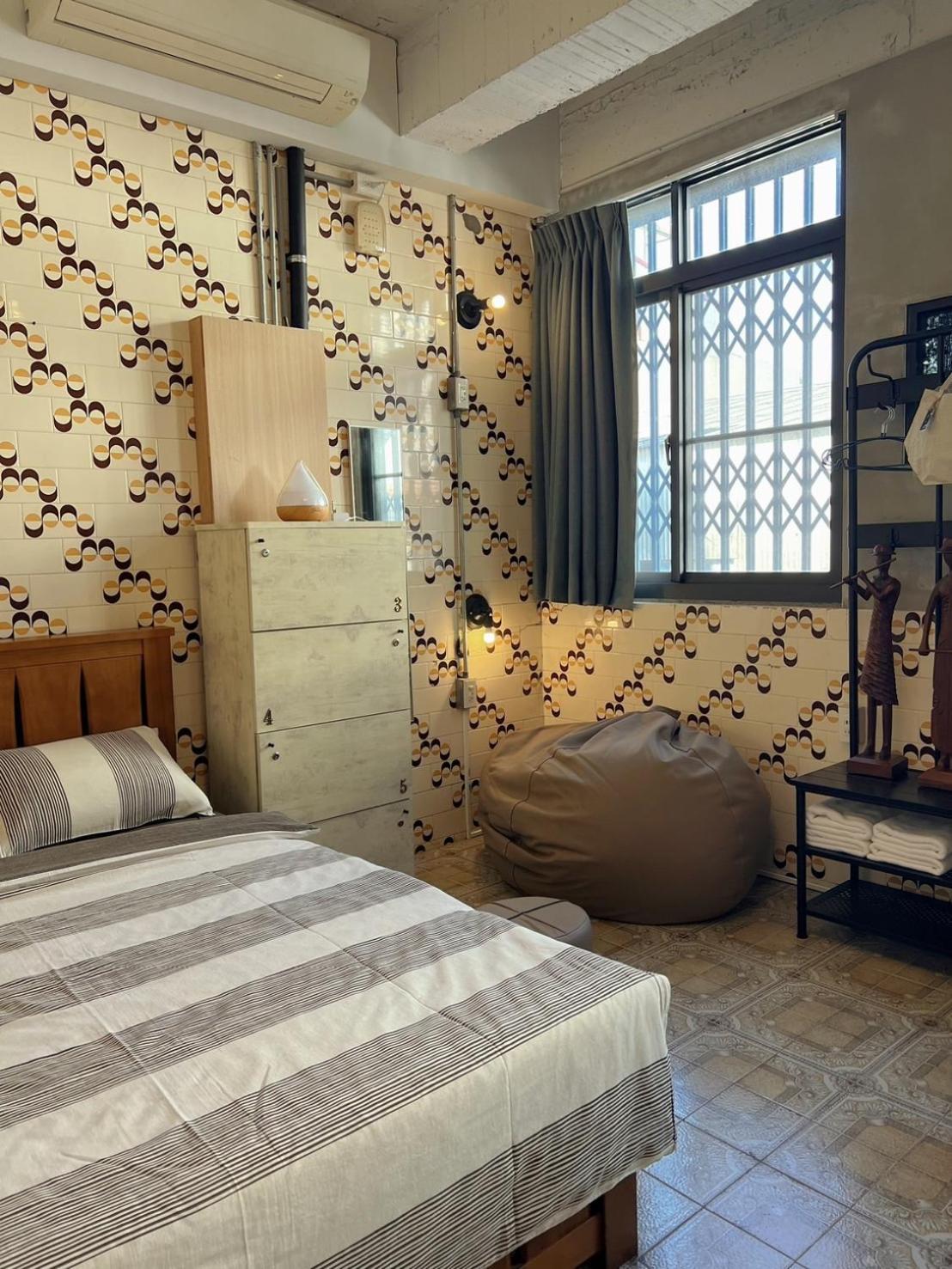 Local Backpacker Hostel Тайнан Екстериор снимка