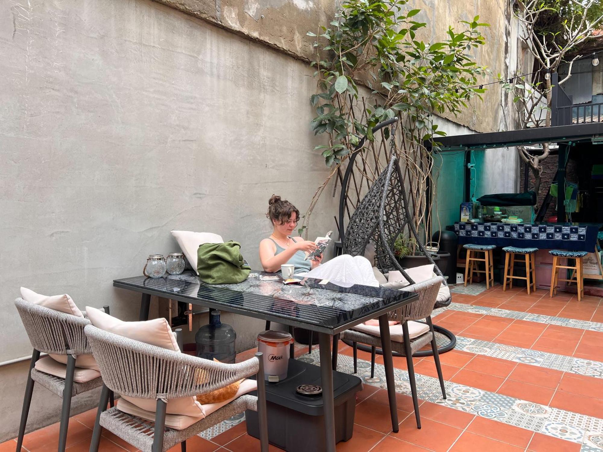 Local Backpacker Hostel Тайнан Екстериор снимка